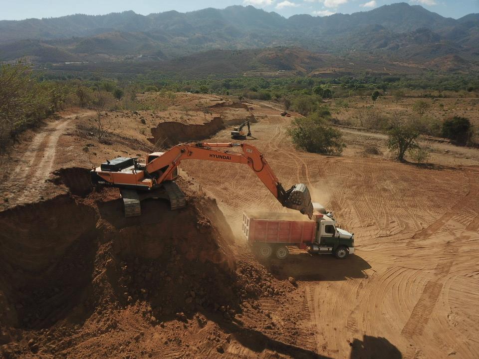 Movimiento de tierra en plataforma